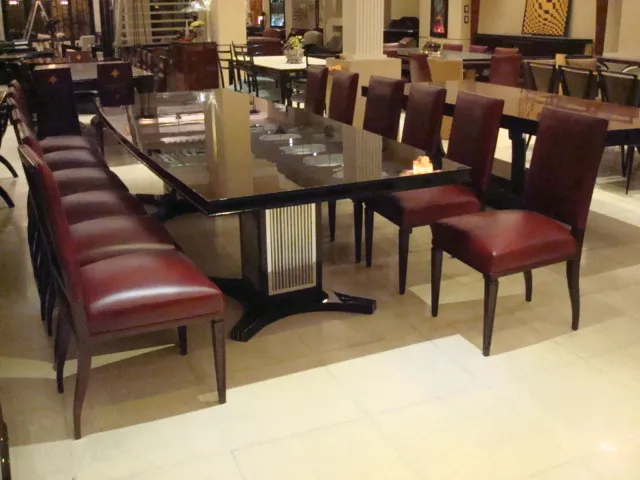 Set di 12 sedie antiche in un ambiente elegante