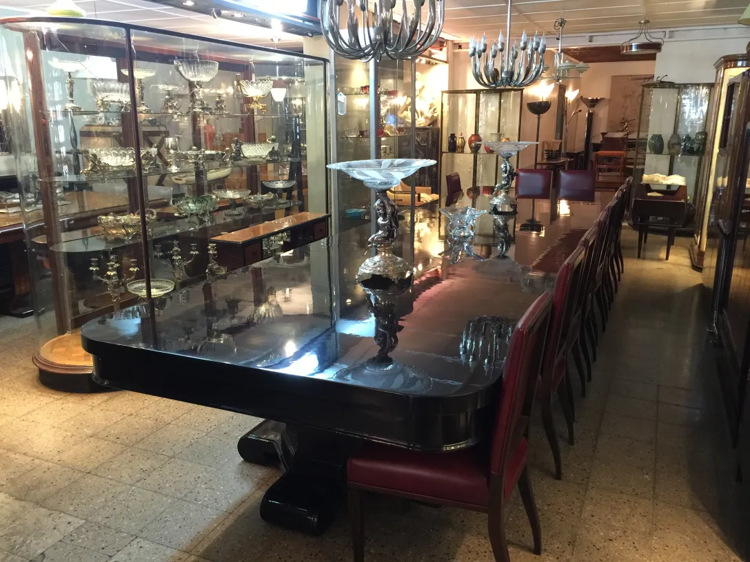 View of 12 antique chairs next to an elegant table with decorations
