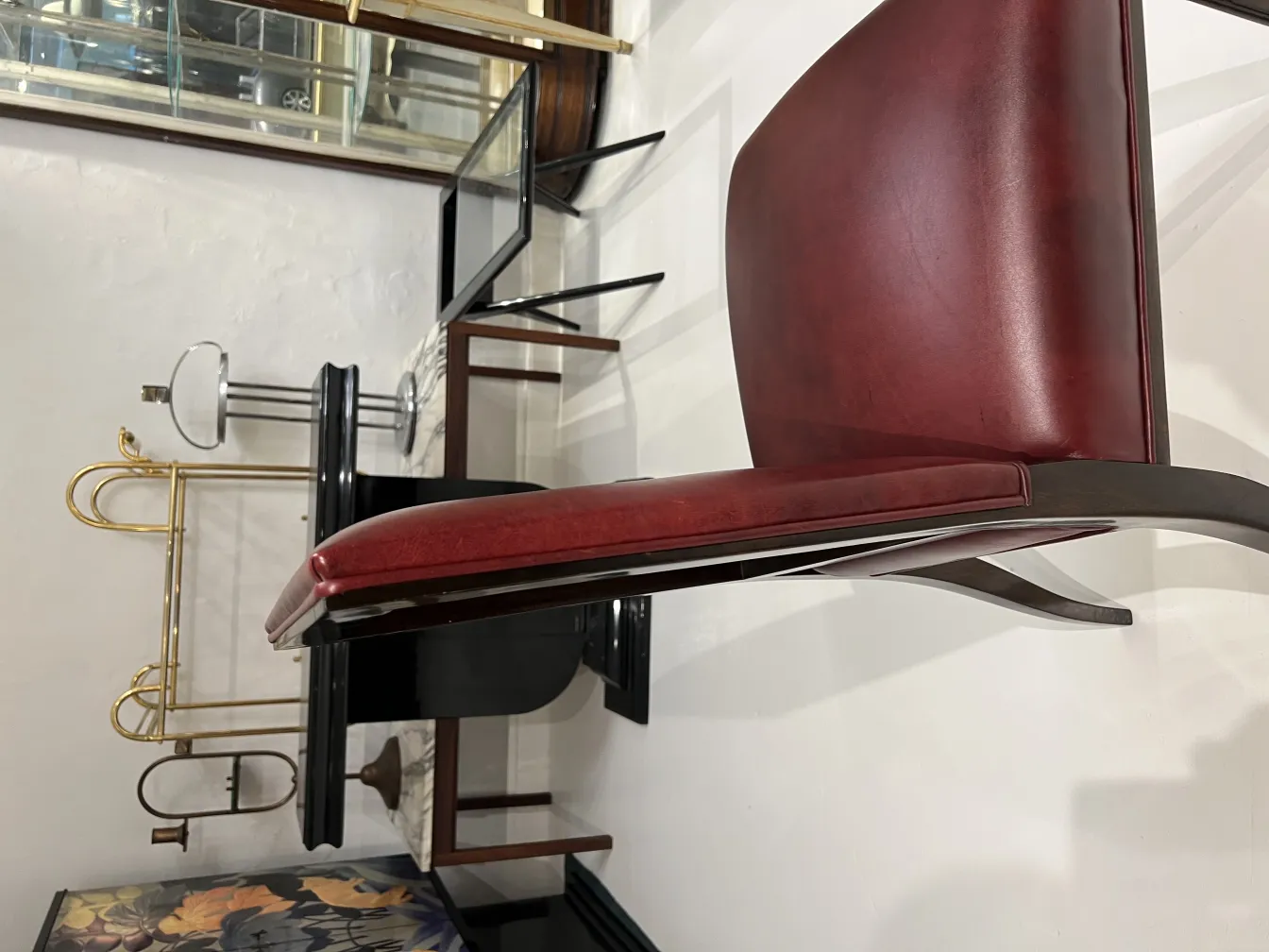 Sicht auf 12 elegante antike Stühle in einer dekorativen Umgebung mit verschiedenen Möbeln.