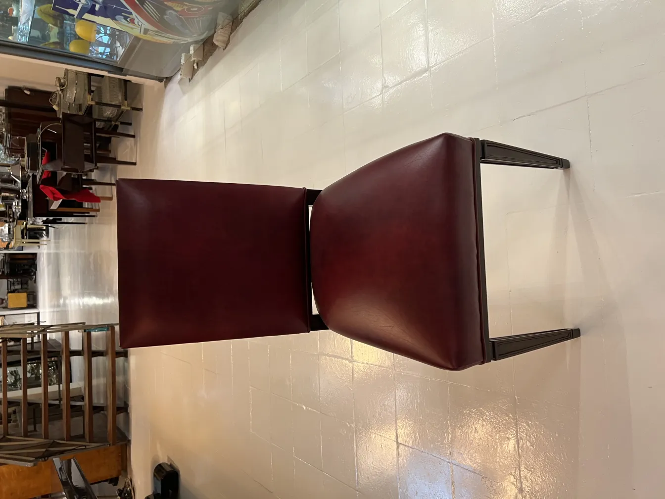 12 sedie antiche in un ambiente da pranzo