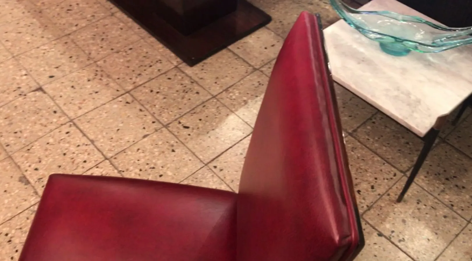 Doze cadeiras antigas vermelhas em um ambiente acolhedor.