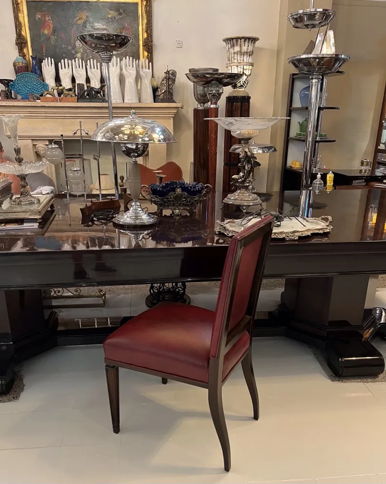 12 sillas antiguas, con diseño elegante, en ambiente sofisticado