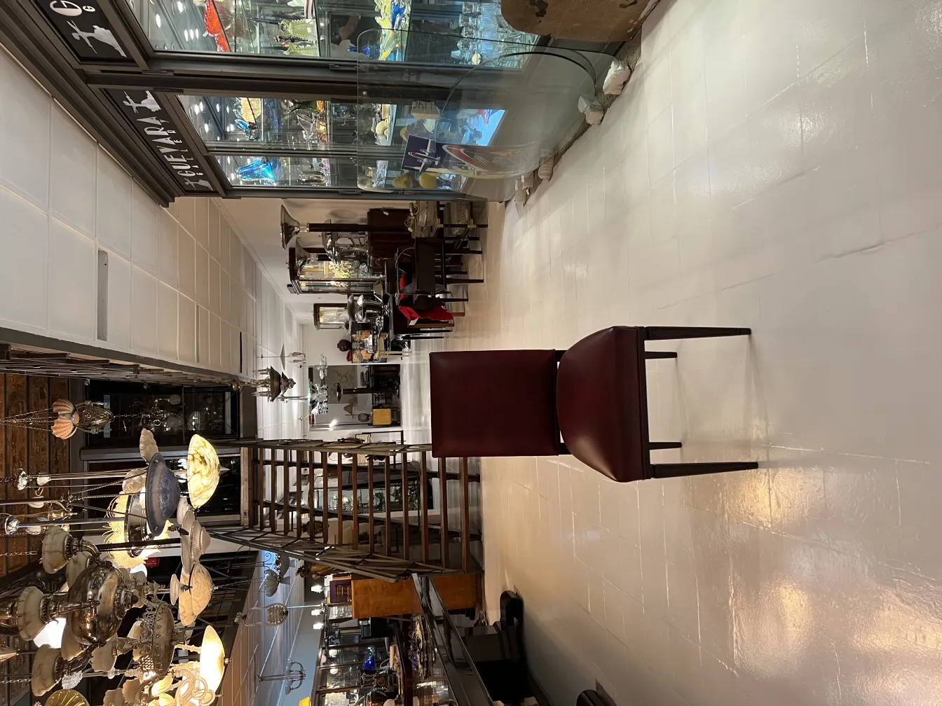 装飾的な背景のある展示中の古い12脚の椅子