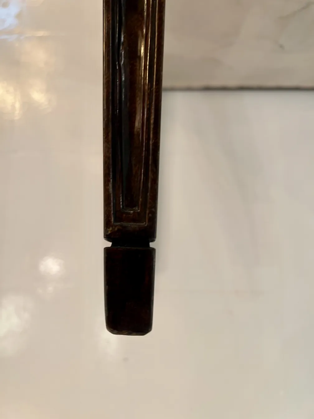 vue latérale de 12 chaises antiques avec des pattes décorées