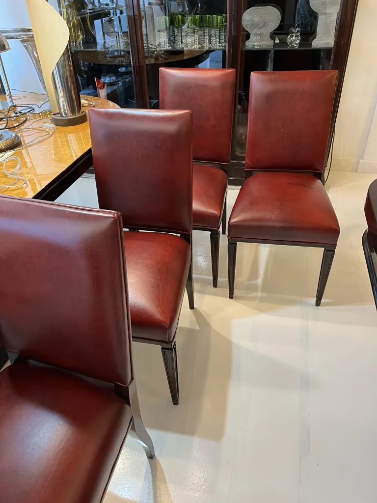 Set aus 12 antiken Stühlen mit klassischem Design in einer eleganten Umgebung.