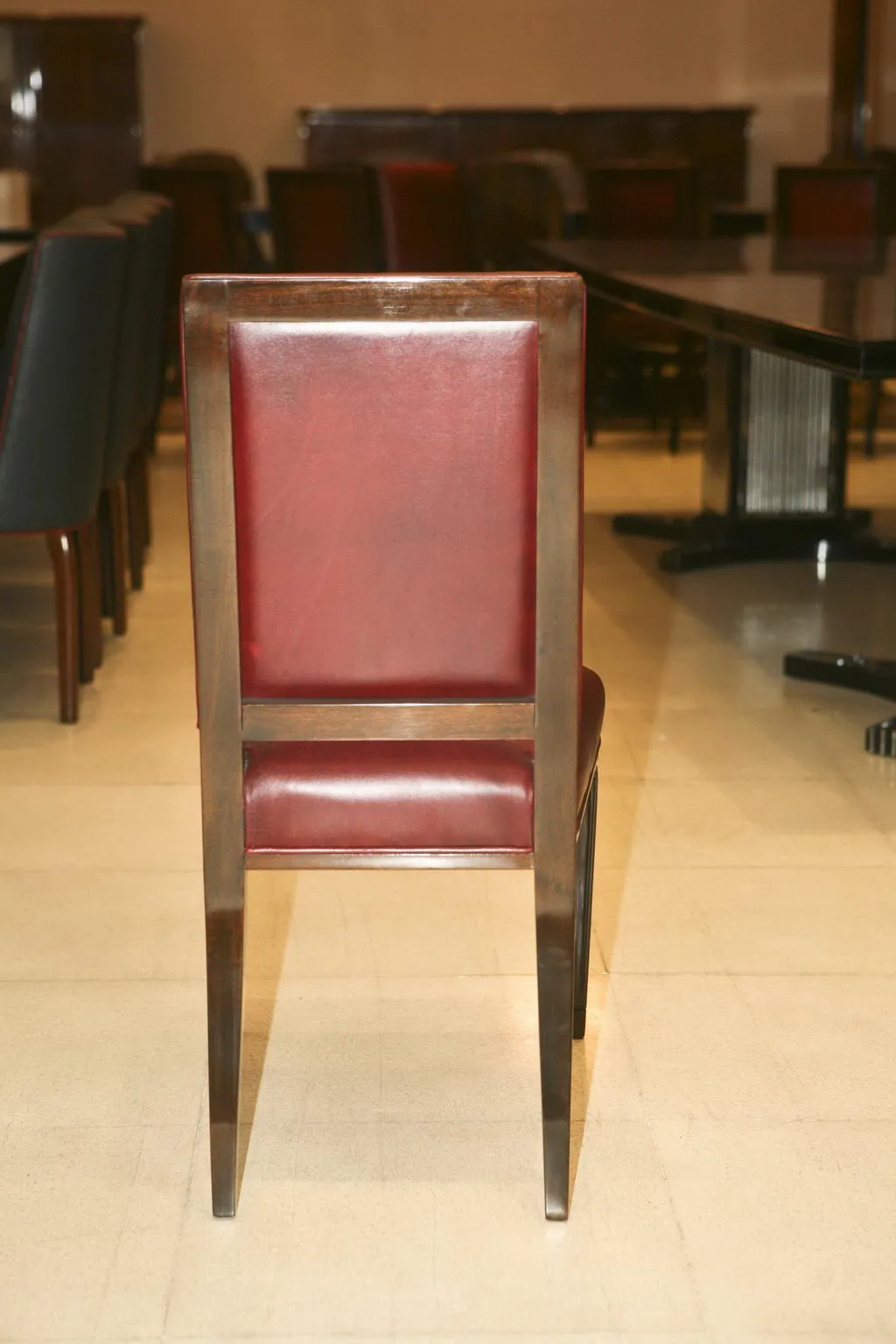 Cadeiras antigas com encosto reto em um ambiente elegante