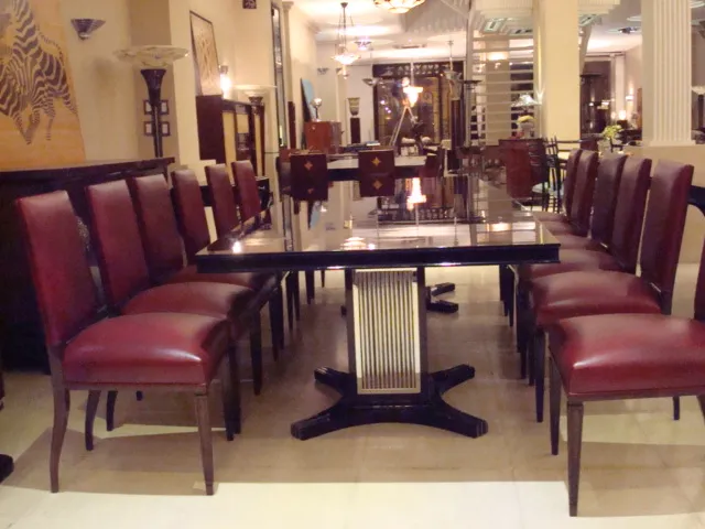 12 sedie antiche con rivestimento rosso in un ambiente elegante