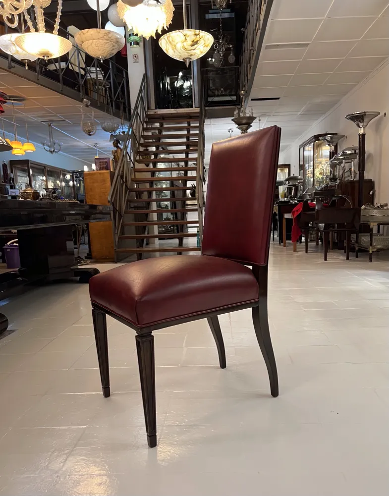 Chaise ancienne élégante avec haut dossier dans un magasin