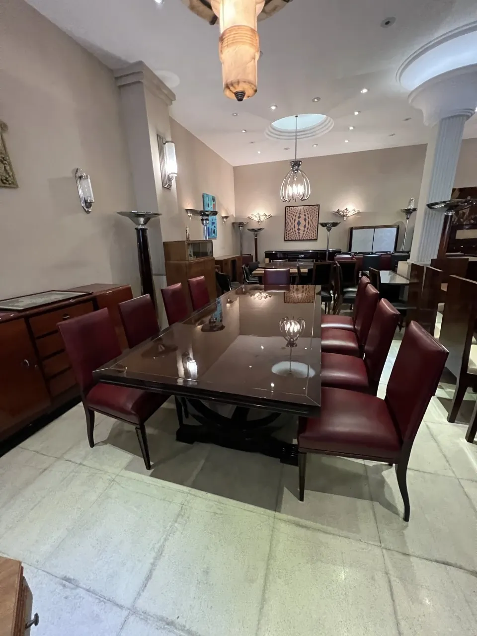 12 cadeiras antigas com estofamento vermelho em um ambiente elegante