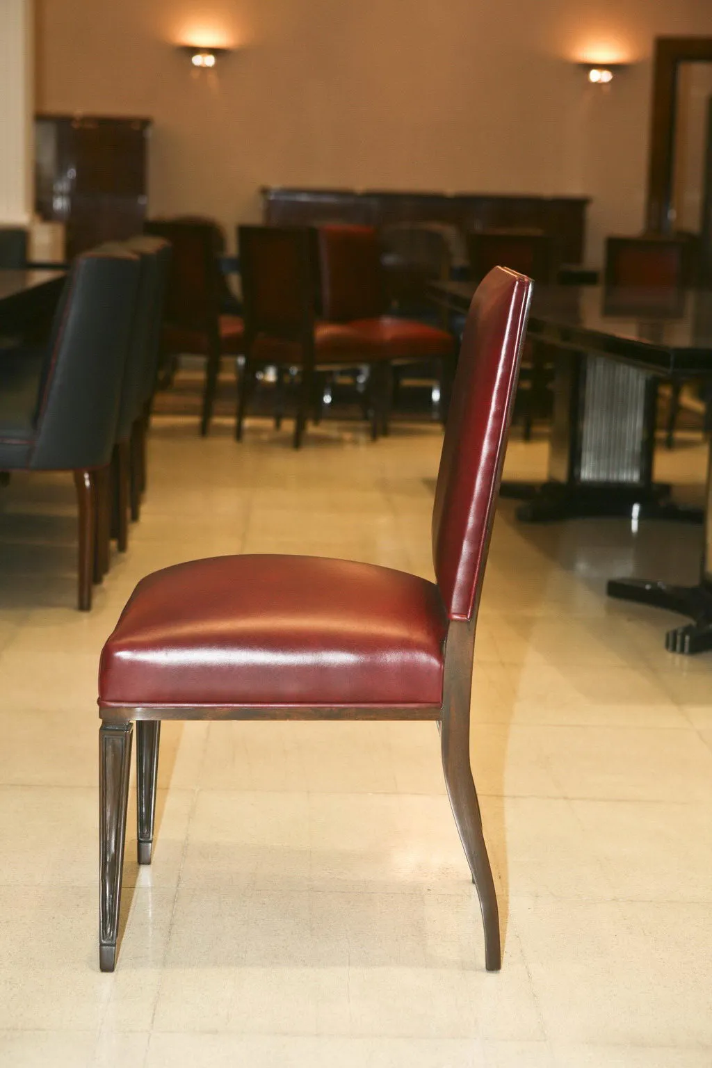 12 sedie antiche con rivestimento rosso, ambiente elegante