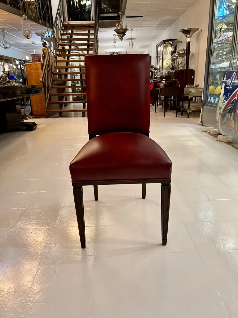 12 cadeiras antigas com design elegante em uma sala