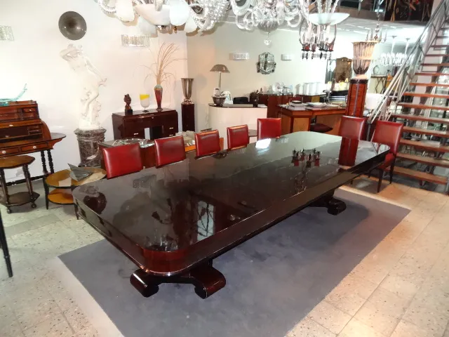 Dodici sedie antiche da pranzo in un ambiente classico