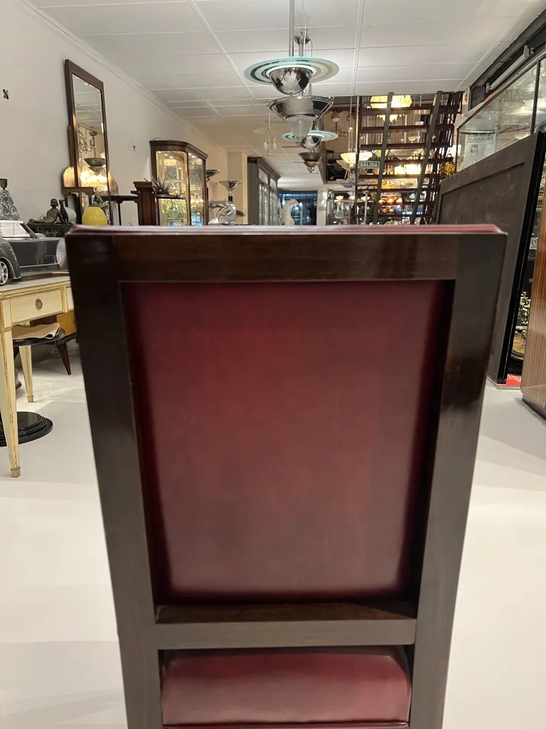 Старинные стулья с элегантными спинками в уютной обстановке