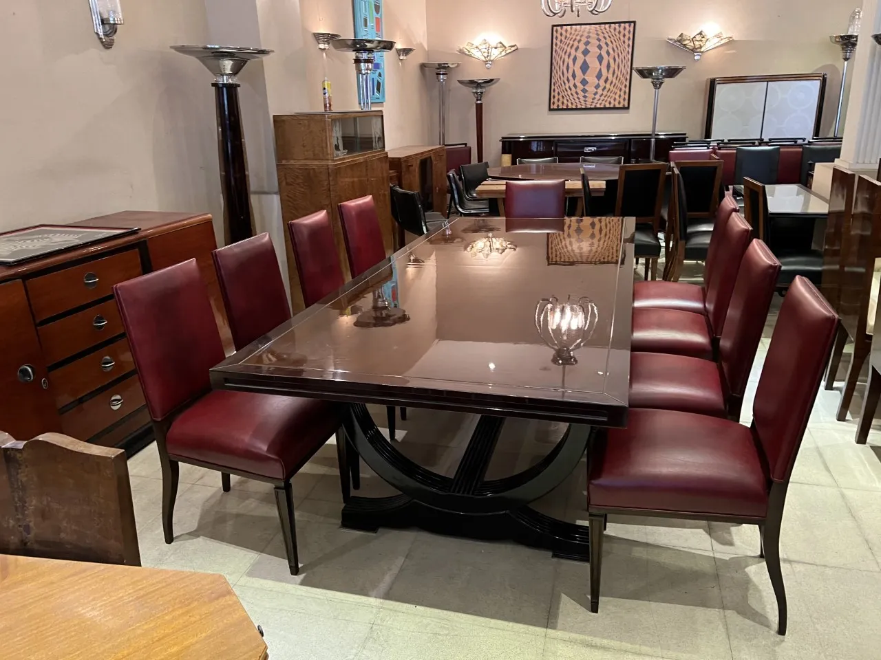 dodici sedie antiche in un ambiente elegante con tavolo