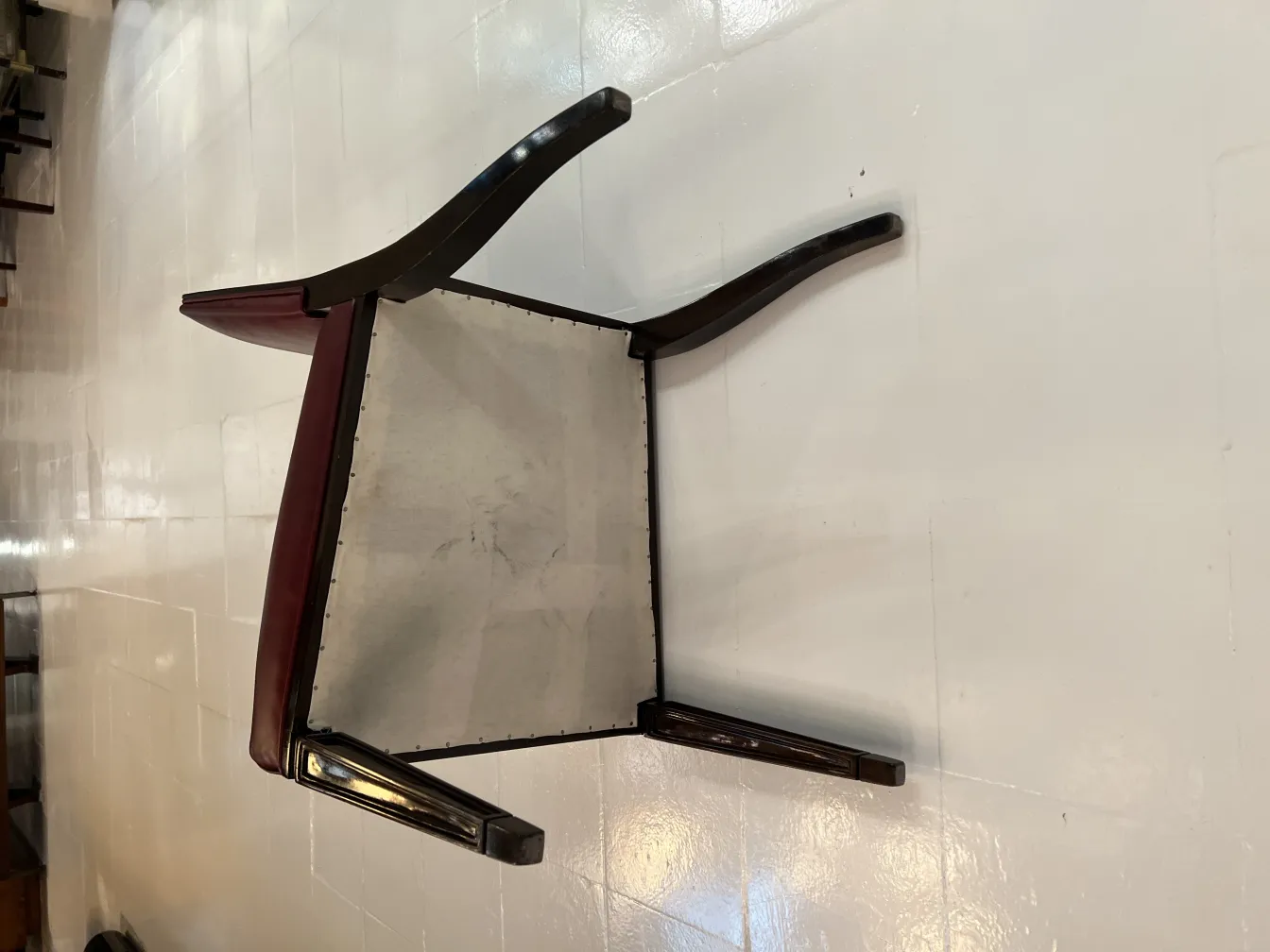 Vue inférieure de 12 chaises anciennes dans un cadre clair