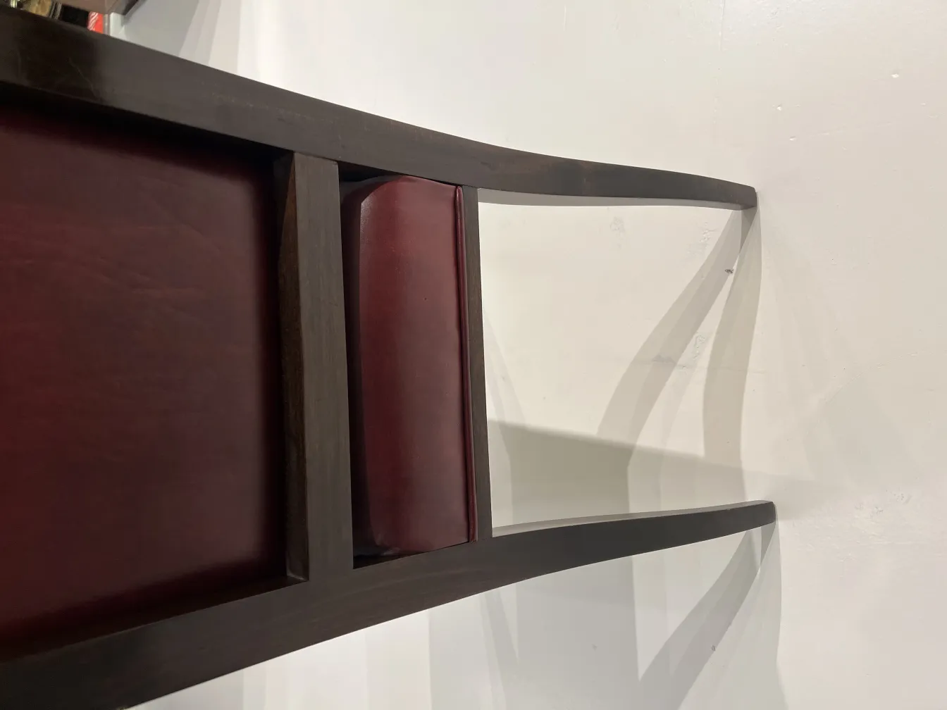 12 chaises anciennes dans un cadre décoratif élégant