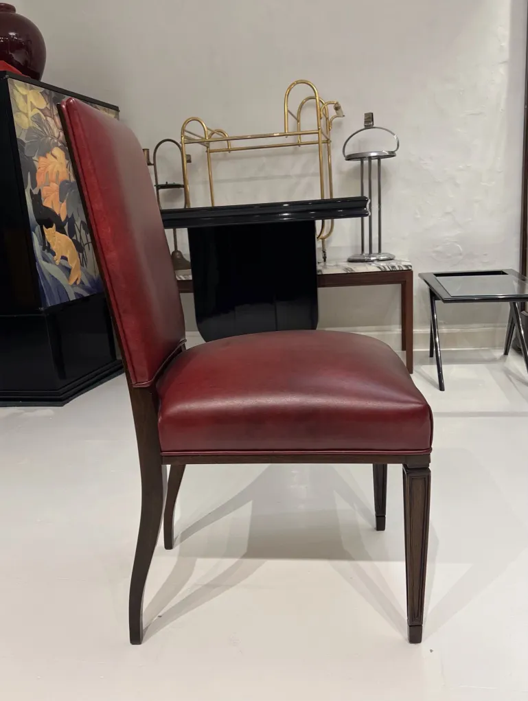 Sedie antiche color bordeaux in un ambiente decorativo