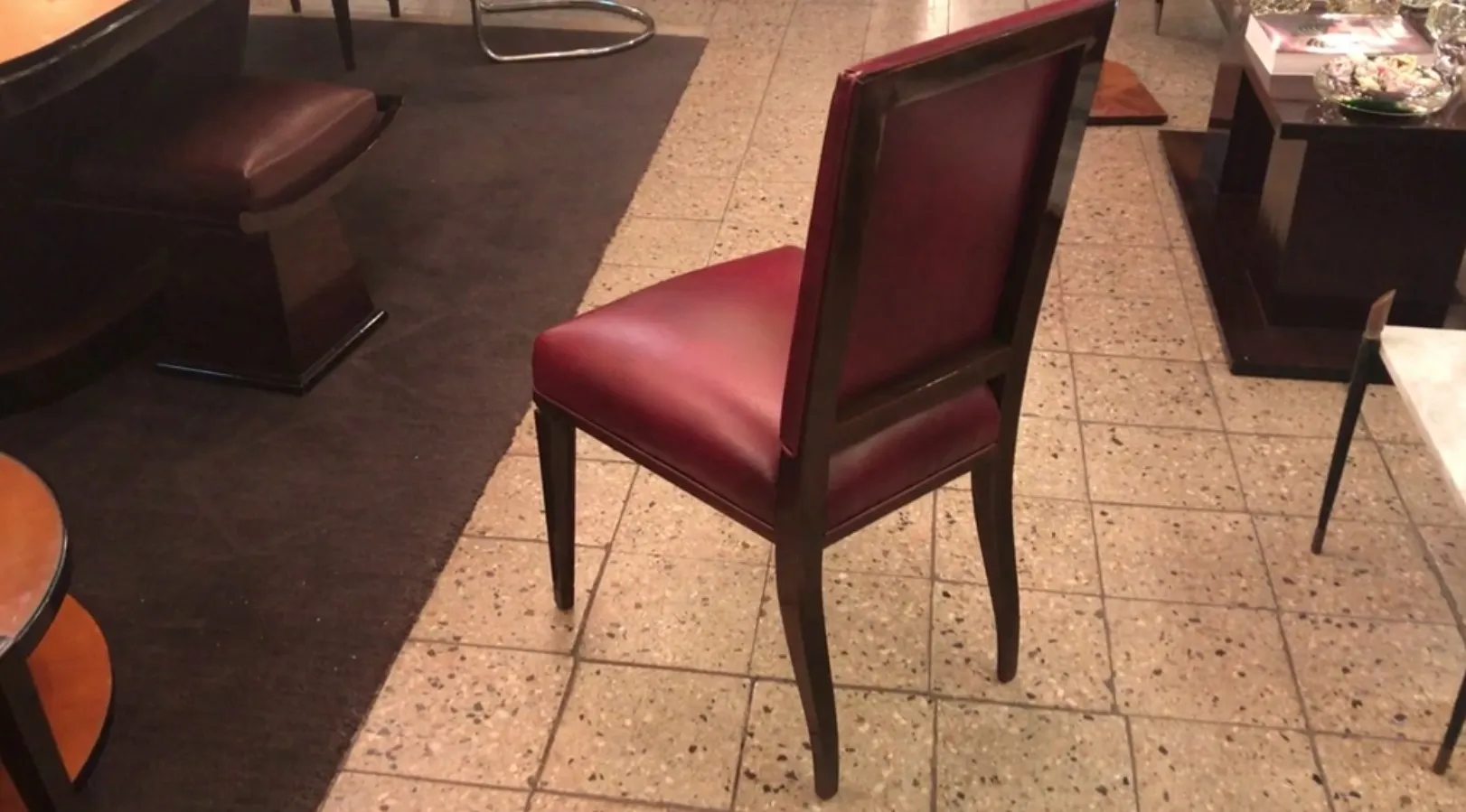 12 chaises anciennes dans un restaurant avec un sol en carrelage