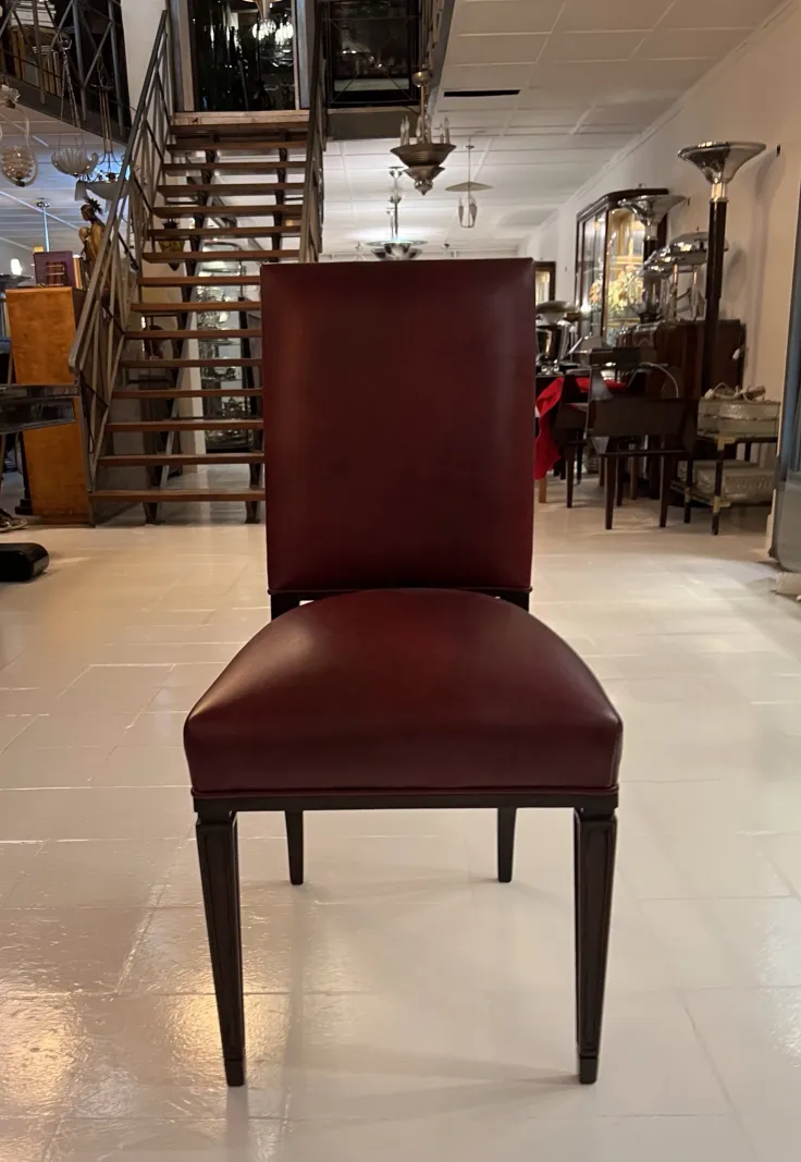 Sedie antiche eleganti in un ambiente classico