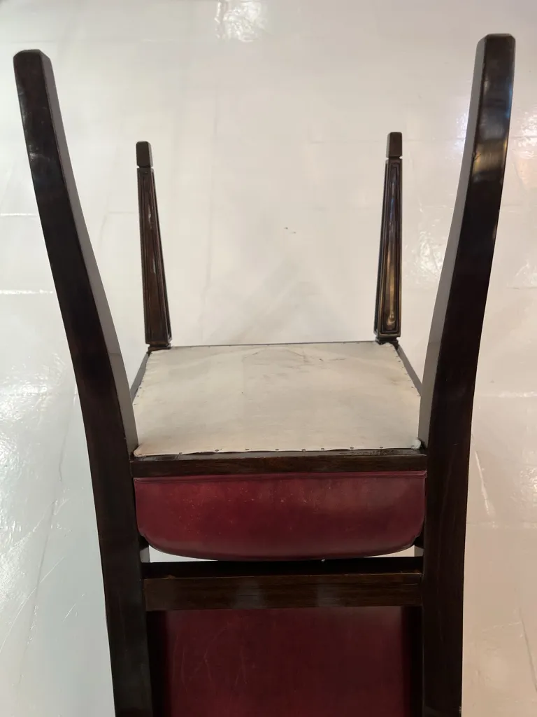 vista laterale di 12 sedie antiche con rivestimento rosso