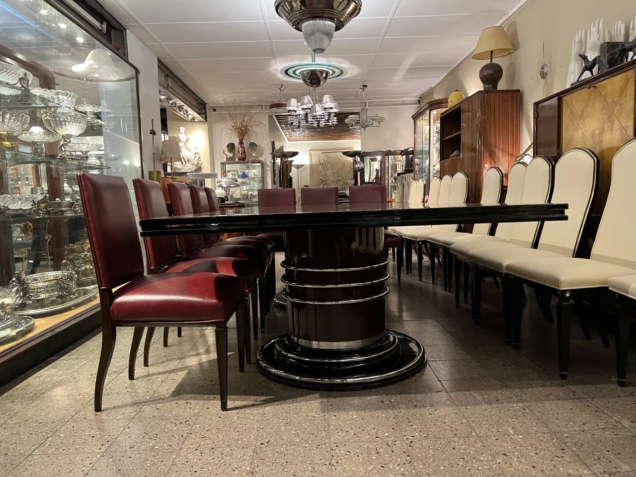 12 antike Essstühle mit hohen und eleganten Rückenlehnen