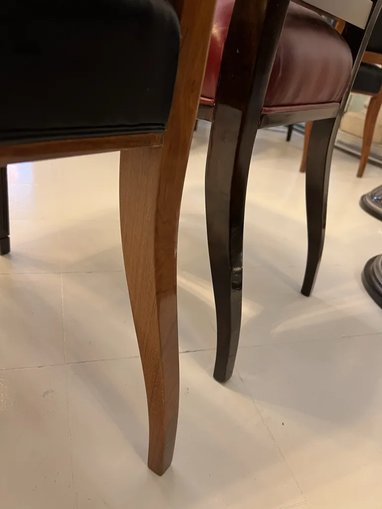 dettagli delle gambe di sedie antiche in diverse tonalità