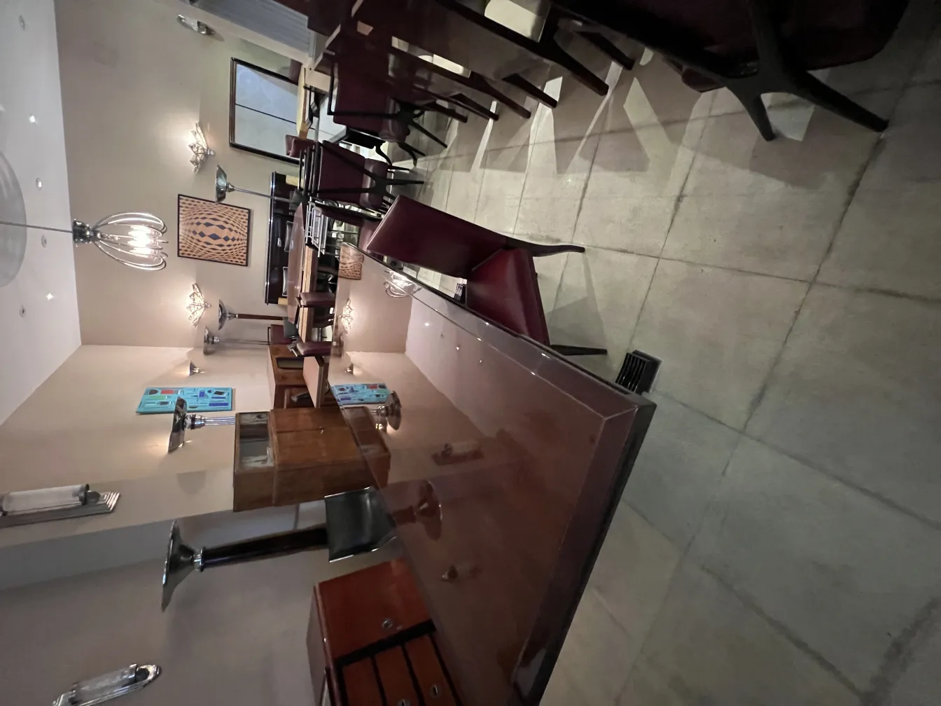 Vista di 12 sedie antiche in un ambiente elegante