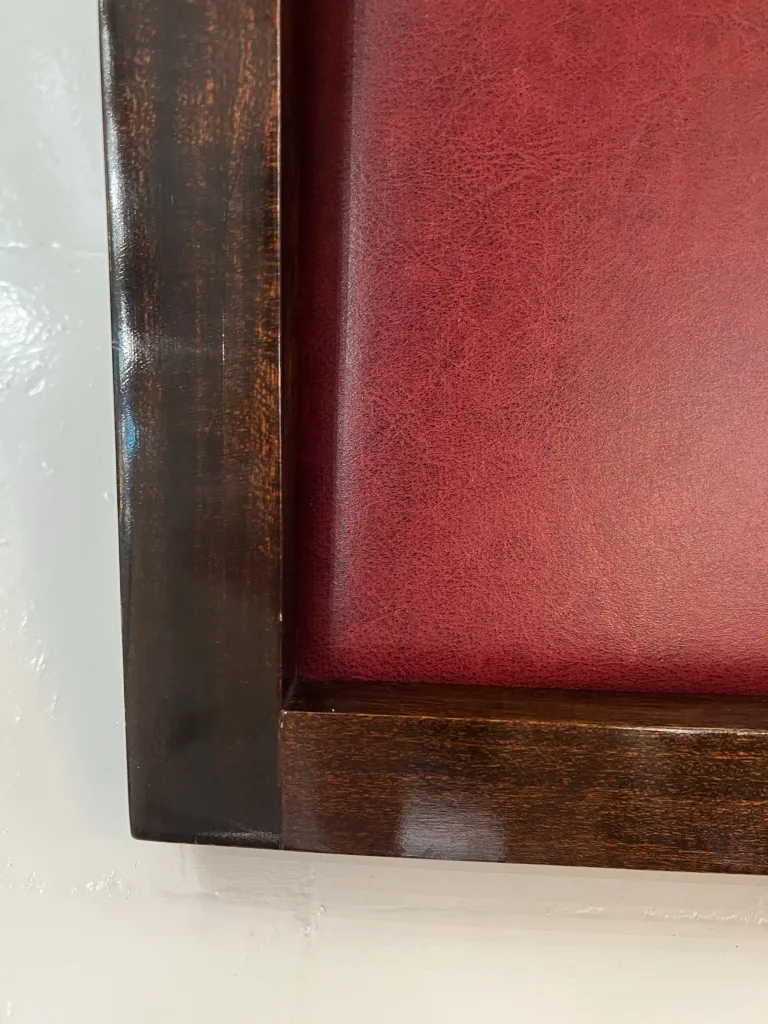 Détail de 12 chaises anciennes avec cadre sombre et rembourrage rouge