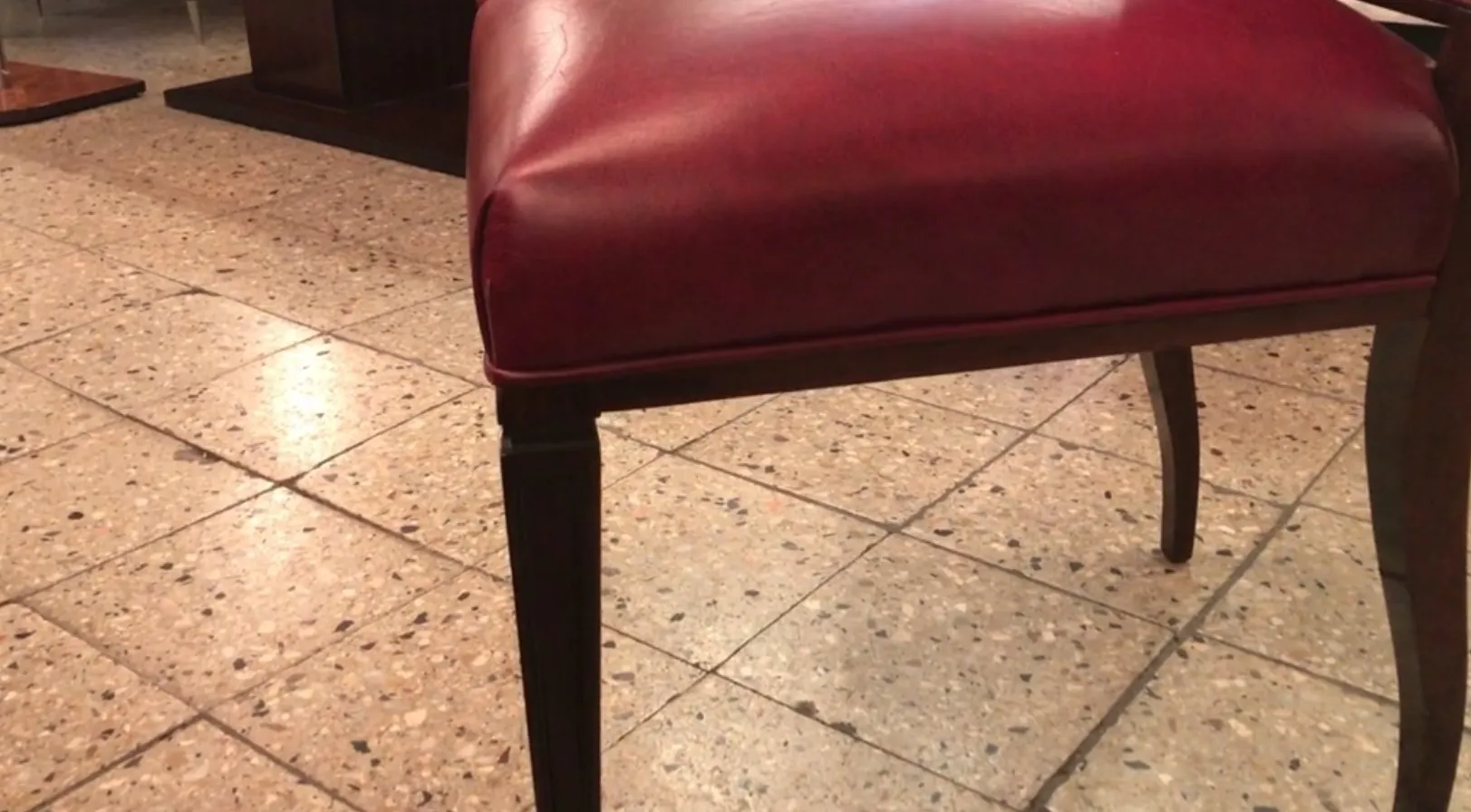 12 cadeiras antigas com detalhes elegantes em um ambiente clássico