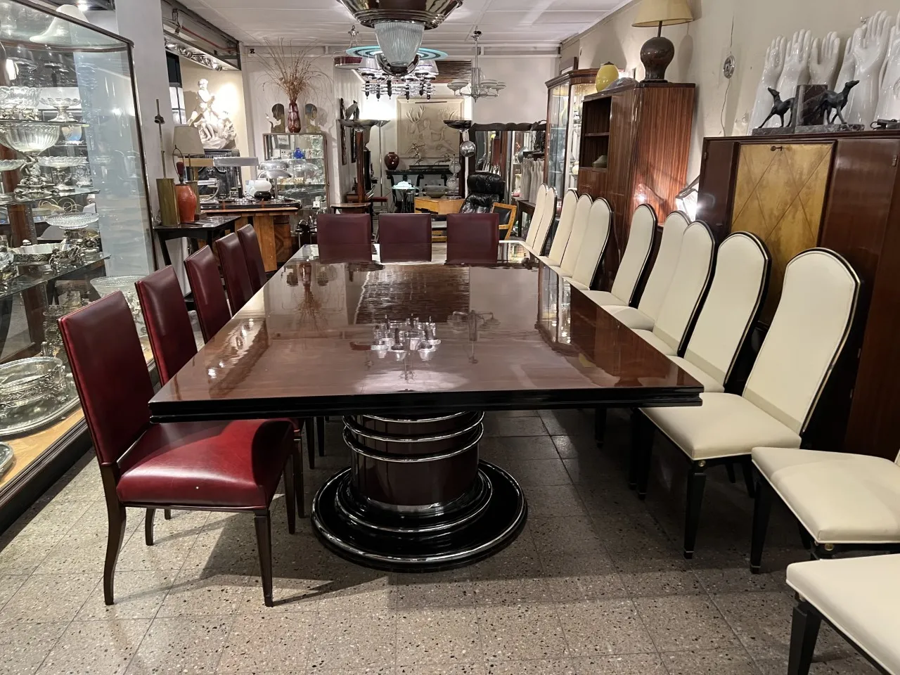 12 cadeiras de jantar antigas com design elegante e único