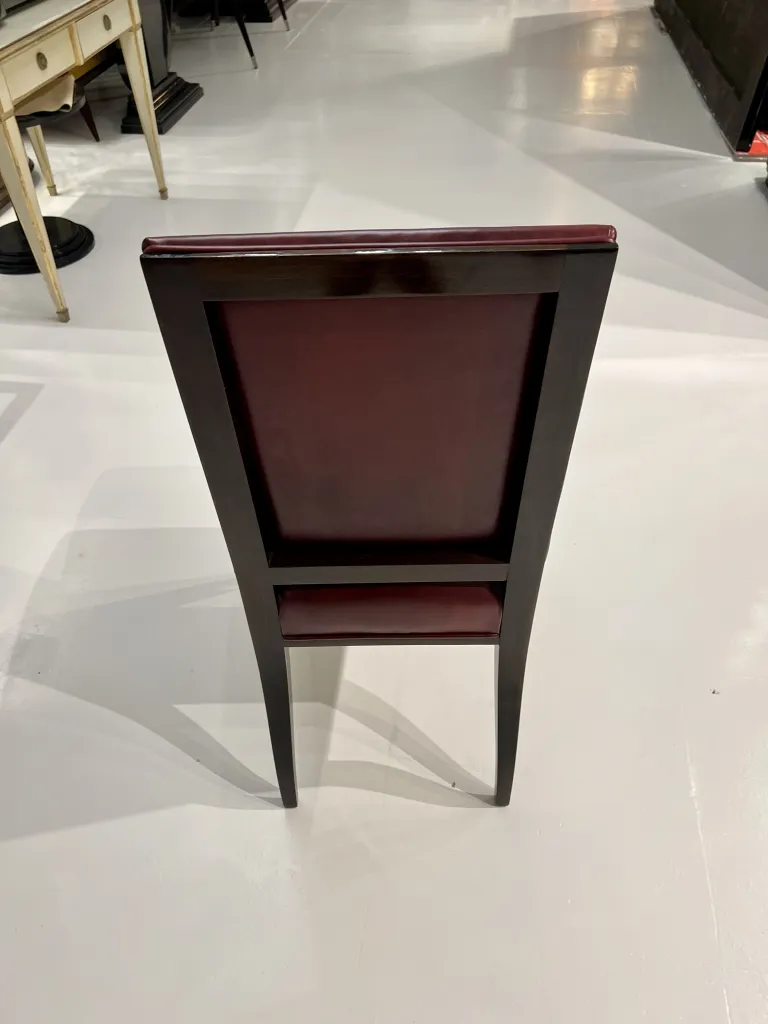 Vue arrière de 12 chaises anciennes dans un cadre élégant