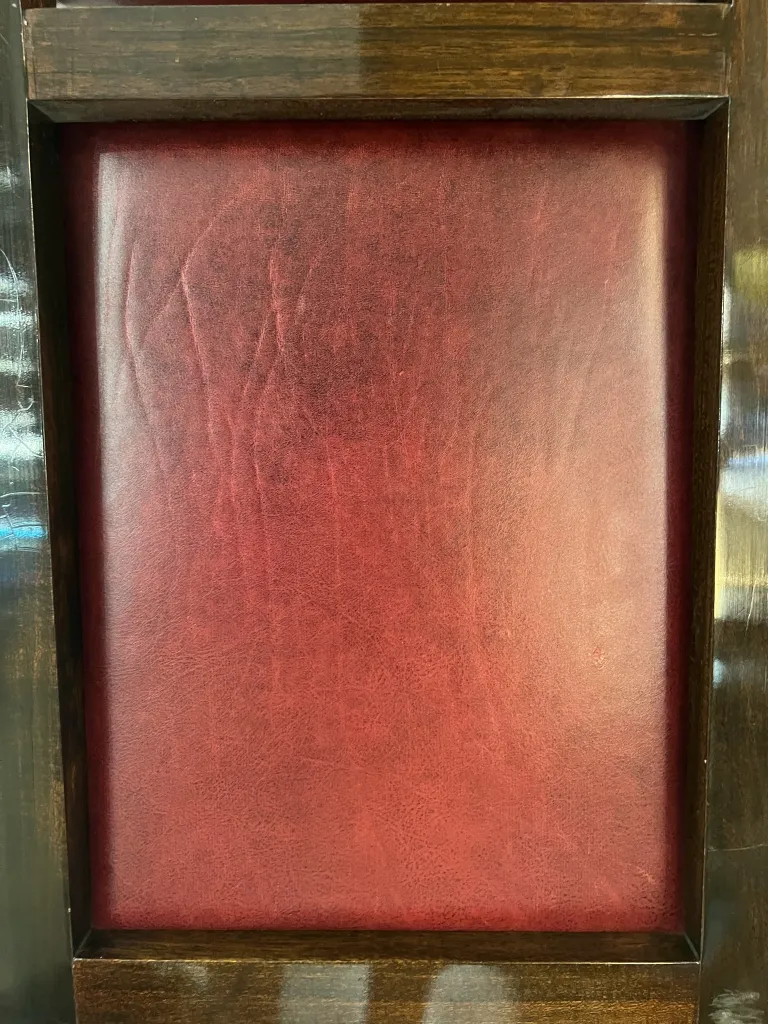 12 كراسي قديمة بلون بوردو بمساند مريحة