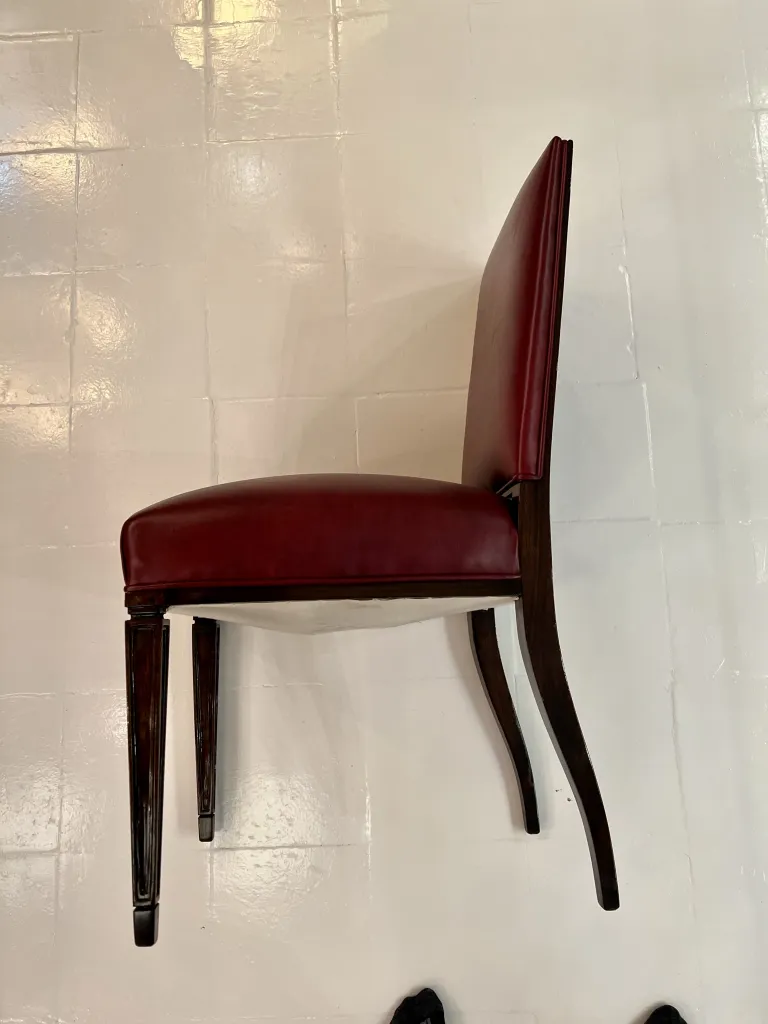 vista laterale di una sedia antica con rivestimento rosso