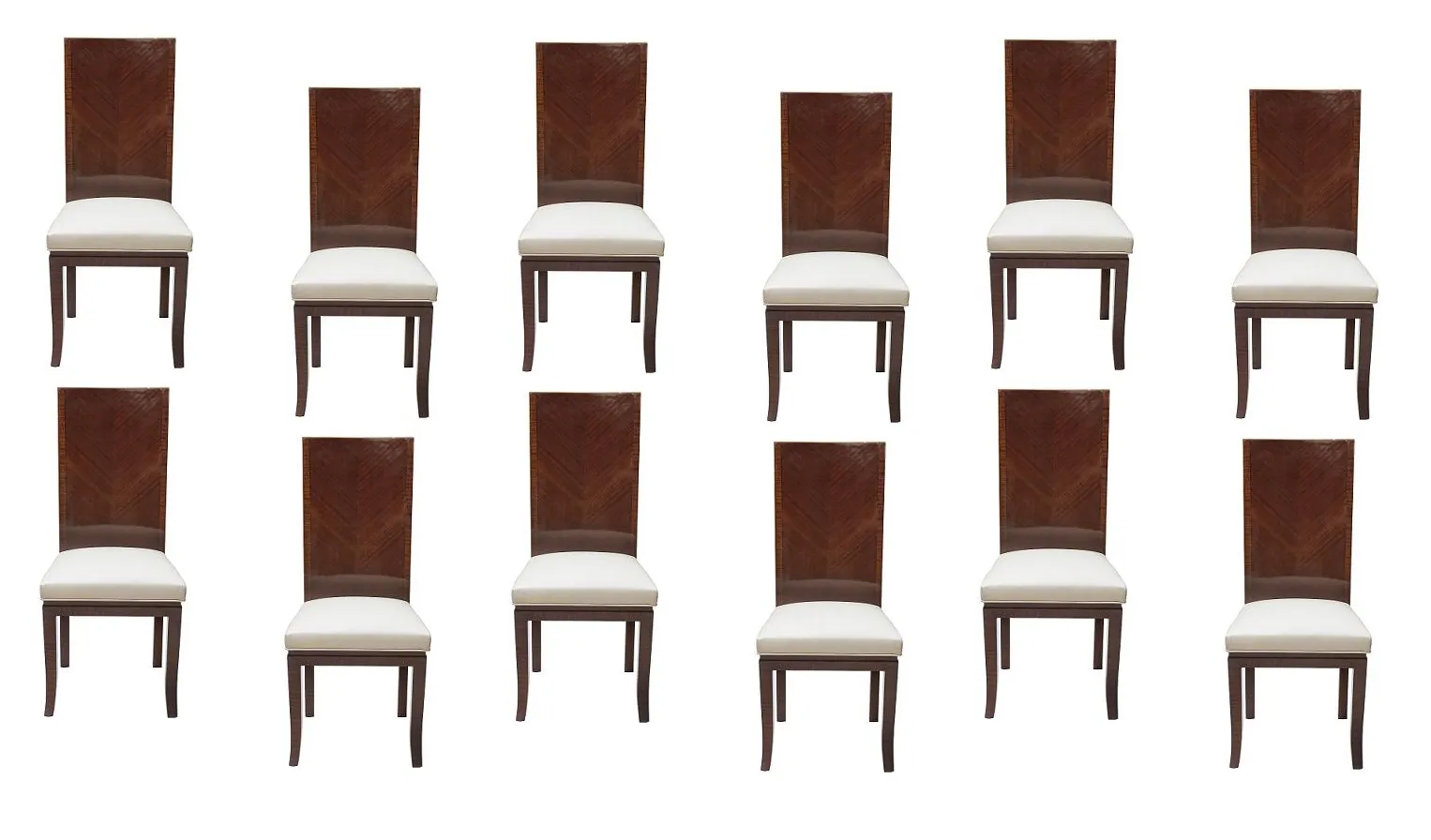 Vue de 12 chaises anciennes avec dossiers hauts et sièges clairs, cadre élégant.