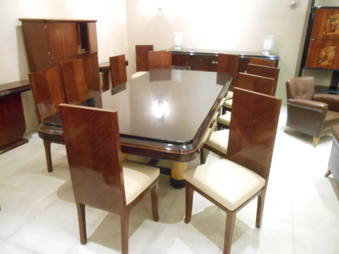 Set mit 12 antiken Stühlen in einem eleganten Esszimmer