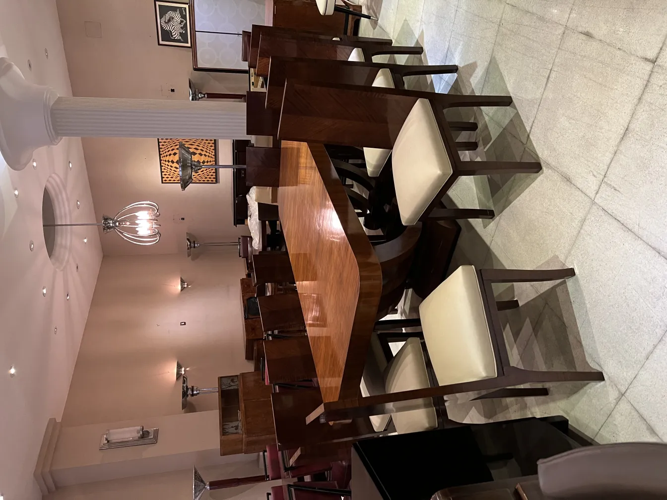 Blick auf 12 antike Stühle in einem eleganten Restaurant