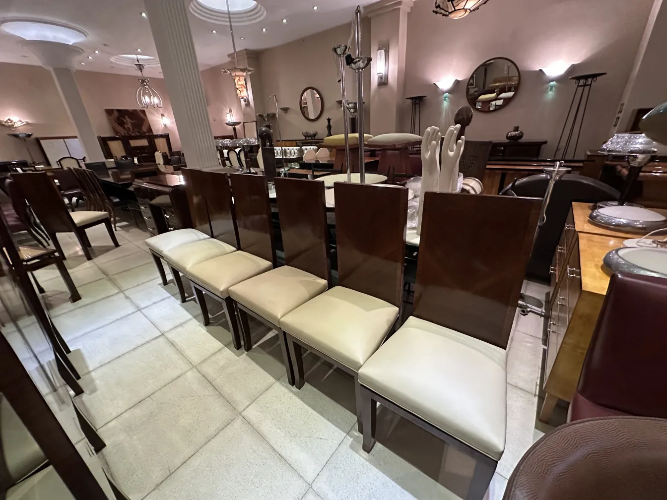 Ensemble de 12 chaises anciennes dans une salle