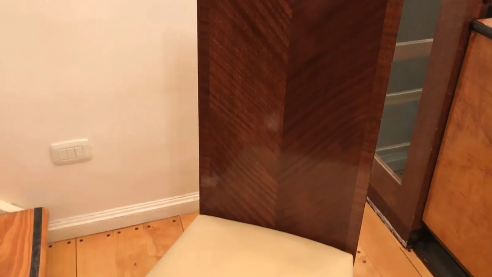 12 antike Stühle in einem Raum mit schlichter Dekoration