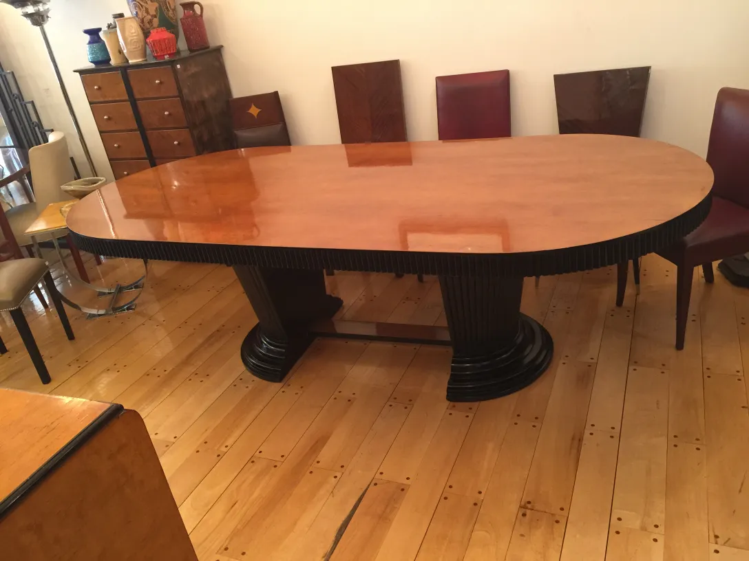 12 sedie antiche in un ambiente moderno.