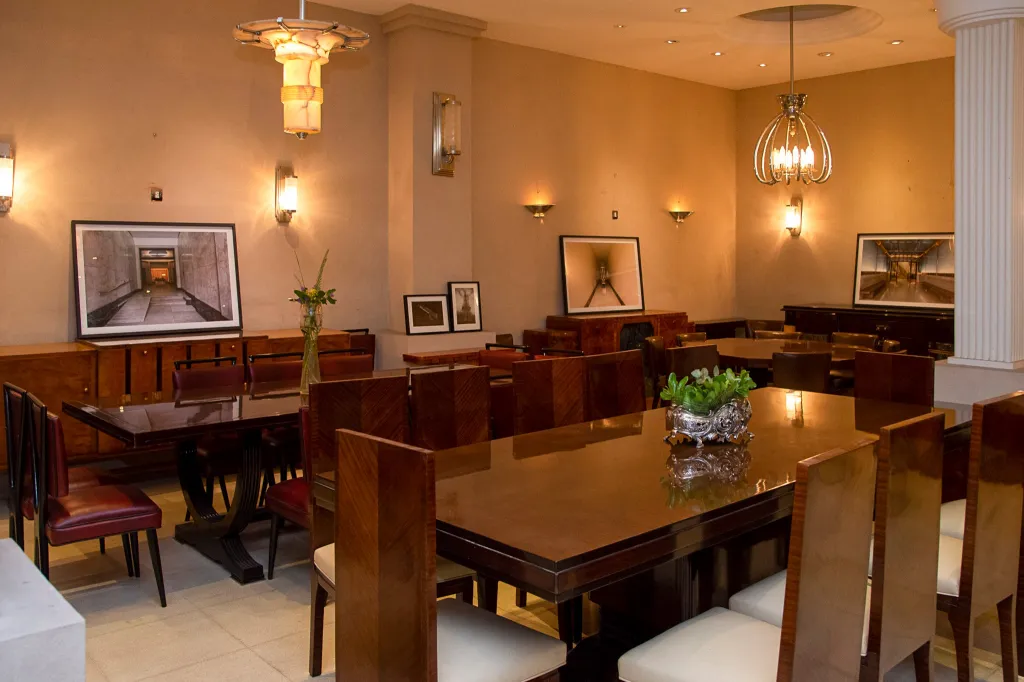 Esszimmer mit 12 antiken Stühlen und eleganter Dekoration