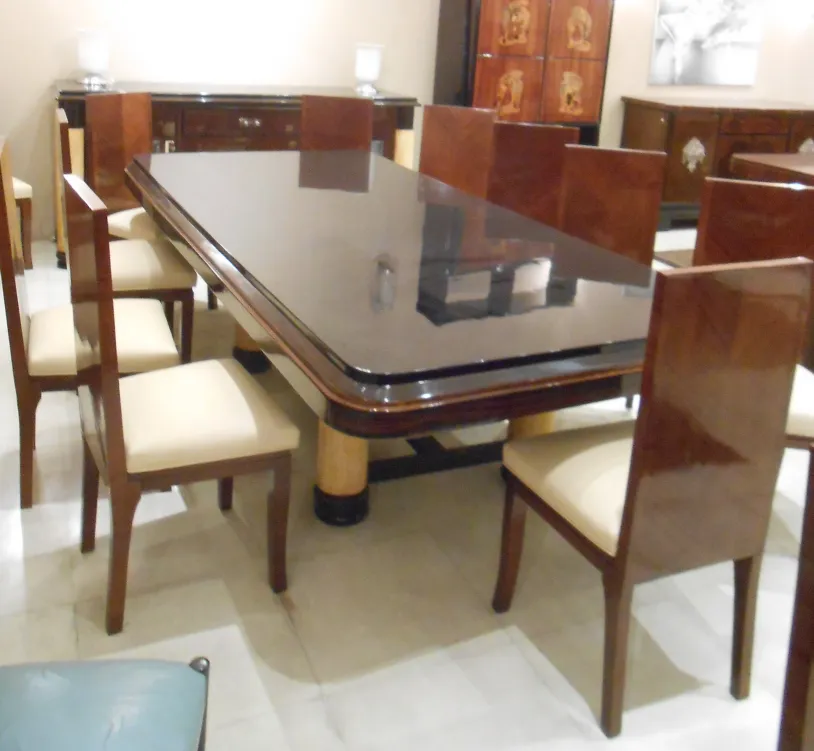 12 eleganti sedie antiche attorno a un tavolo da pranzo