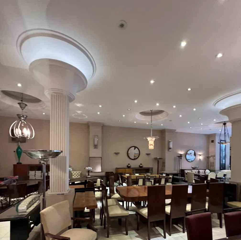 12 cadeiras antigas rodeadas de elegância e luz suave