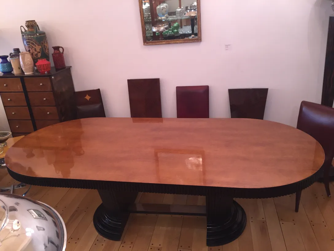 Douze chaises anciennes dans un cadre avec une table ovale