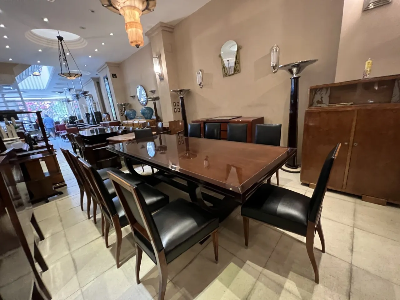 12 sedie antiche in un ambiente elegante, con un tavolo