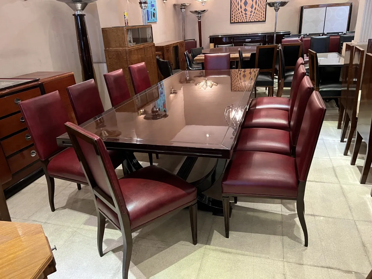 Set aus 12 eleganten antiken Stühlen in einem dekorierten Umfeld.