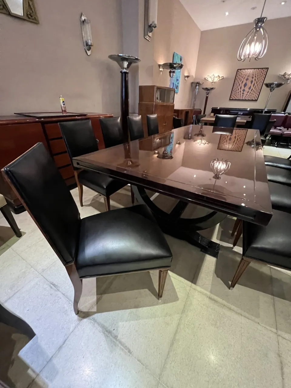 Ansicht von 12 antiken Stühlen in einem eleganten Esszimmer mit Tisch und Dekoration