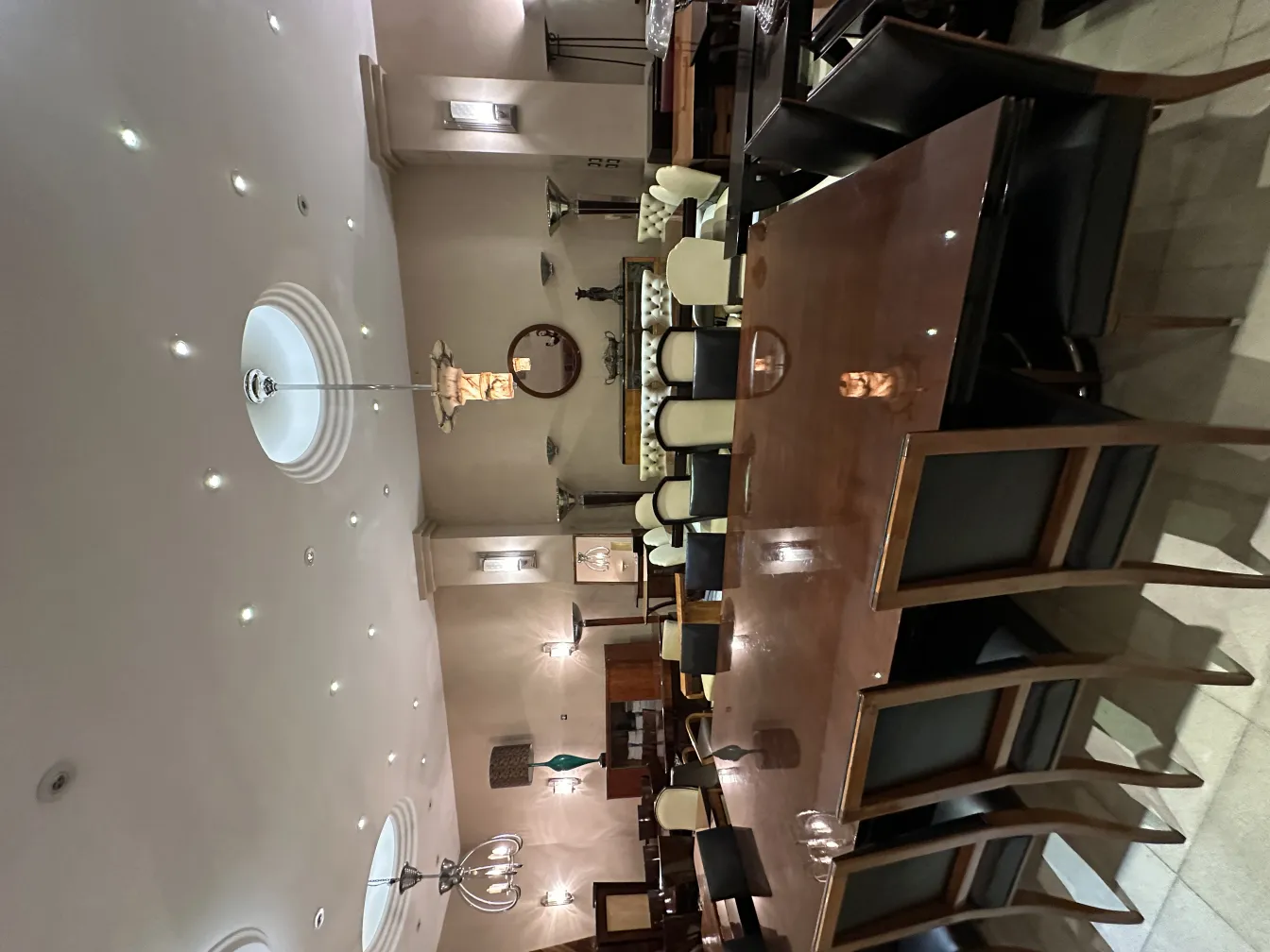 居心地の良い環境にある12脚の優雅な古い椅子とテーブル。