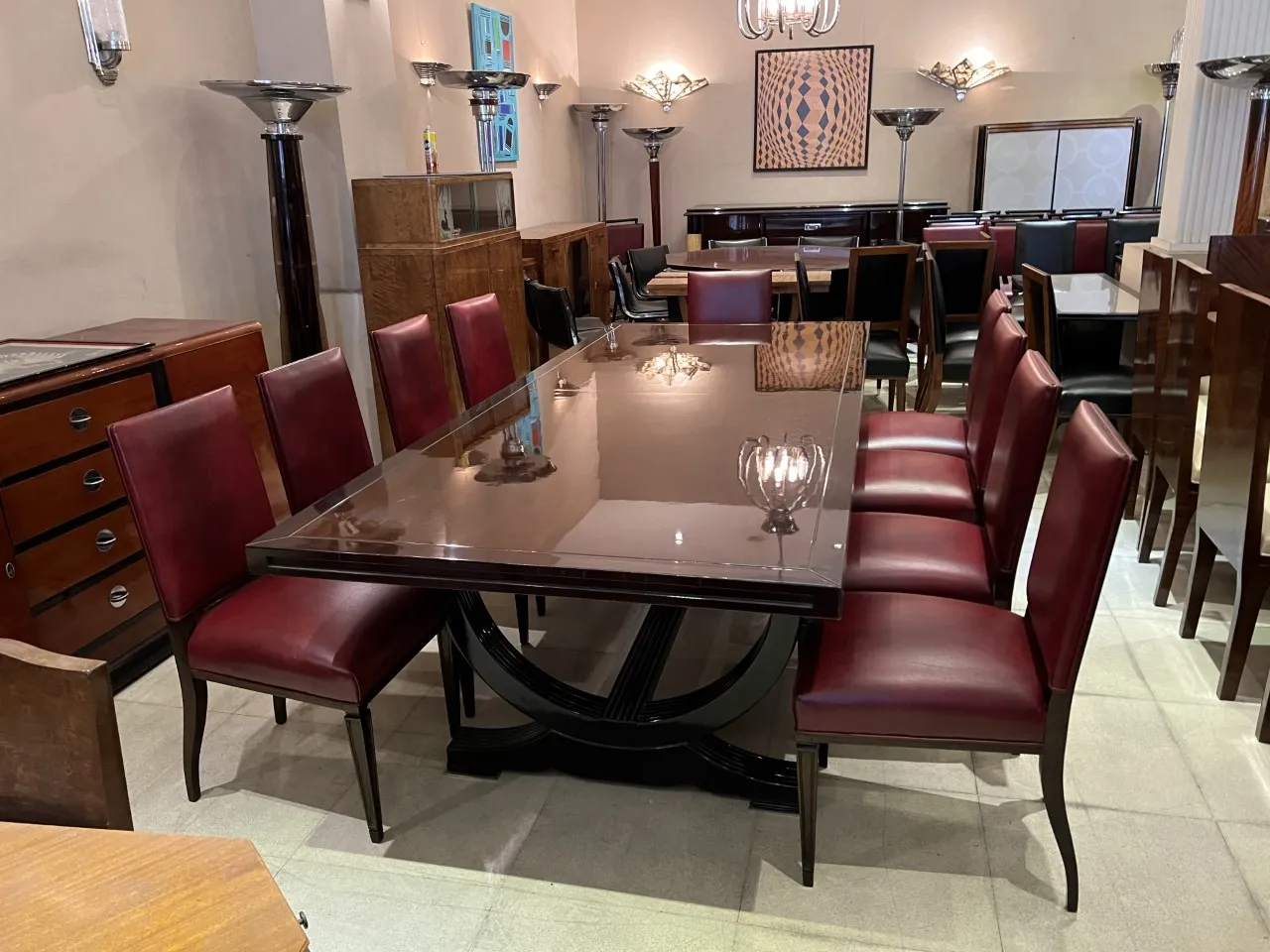 12 sillas antiguas elegantes alrededor de una mesa moderna, en un ambiente acogedor