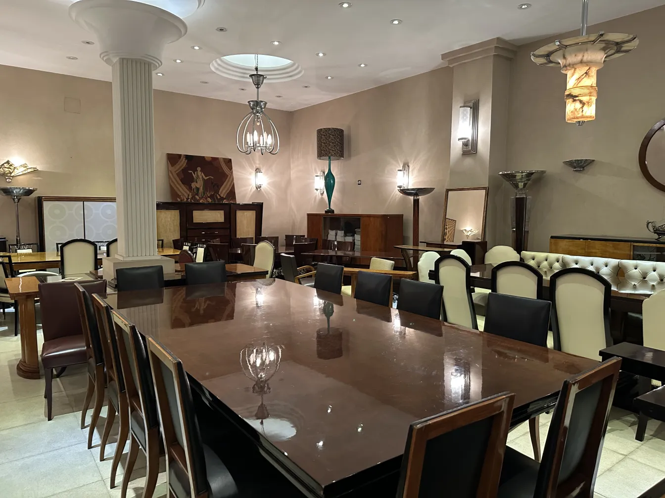 Cadeiras antigas cercadas por mesas elegantes e iluminação suave