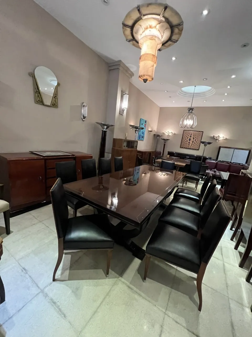 Set di 12 sedie antiche eleganti in un ambiente raffinato.